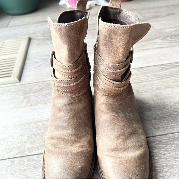 Born Leandra Gray Distressed Leather Boots Side Zip - Picture 6 of 13